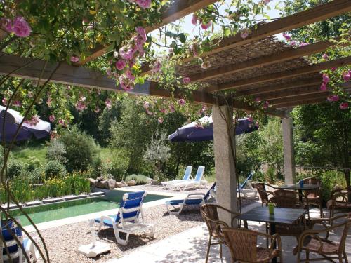 Πισίνα στο ή κοντά στο Spacious holiday home on estate near Covas