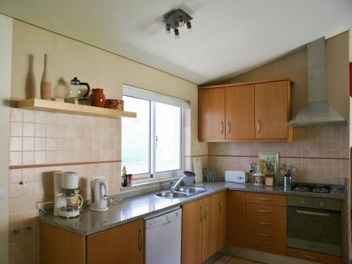 Η κουζίνα ή μικρή κουζίνα στο Spacious holiday home on estate near Covas