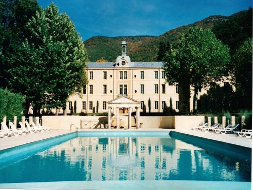 A beautiful 2 persons studio in a chateau with swimming pool