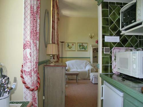 Il comprend un salon et une cuisine équipée d'un four micro-ondes. dans l'établissement A beautiful 2 persons studio in a chateau with swimming pool, à Montbrun-les-Bains