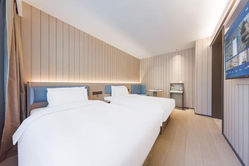Postel nebo postele na pokoji v ubytování Hanting Hotel Yanqing Beijing Wanda Plaza