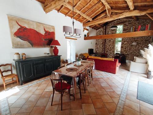 un salon avec une table, des chaises et un canapé dans l'établissement Le Refuge d'Aglaé, à Legé