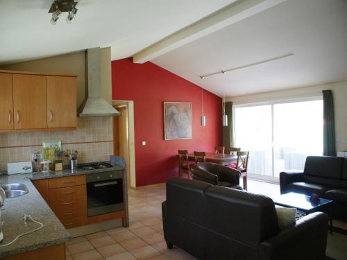 Η κουζίνα ή μικρή κουζίνα στο Spacious holiday home on estate near Covas