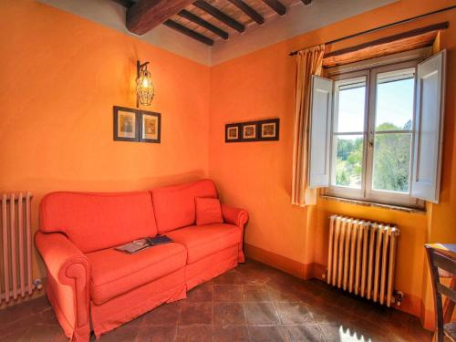 Un lugar para sentarse en Picturesque Holiday Home in Assisi with Pool