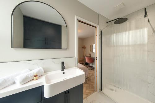 Ένα μπάνιο στο Luxury 1-Bed Apartment - Free Parking - Heart of Southville