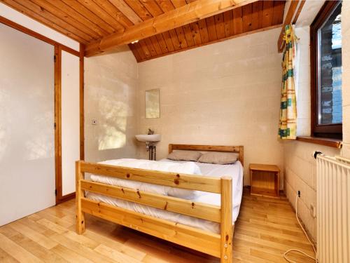 Postel nebo postele na pokoji v ubytování Cozy Cottage in Durbuy with Garden