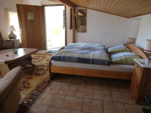 Postel nebo postele na pokoji v ubytování gemütliche Ferienwohnung in Kaifenheim