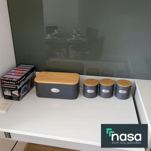 een tafel met drie dozen erop bij Spacious Accessible with Bathrooms for Everyone in Alkimos