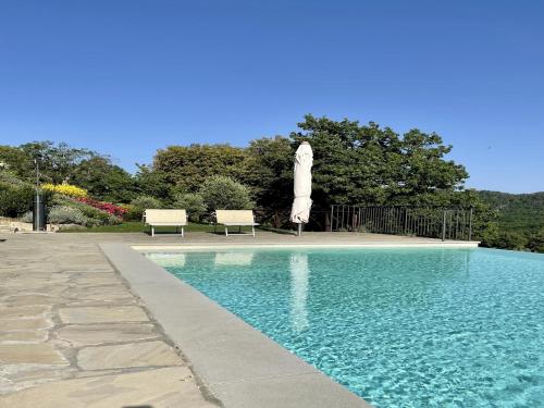 Apartment in a modern holiday home in Anghiariの敷地内または近くにあるプール