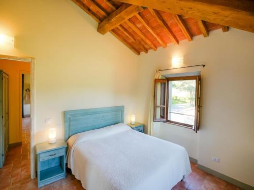 Apartment in a modern holiday home in Anghiariにあるベッド