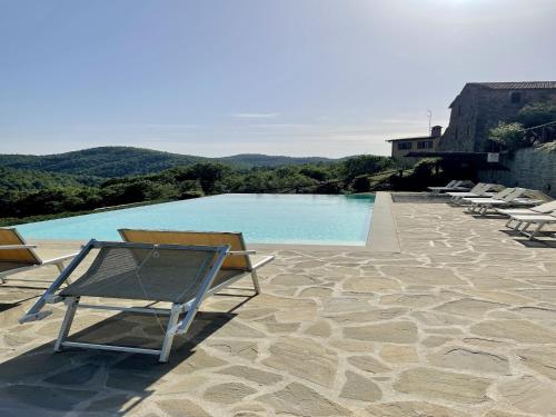 Apartment in a modern holiday home in Anghiariの敷地内または近くにあるプール