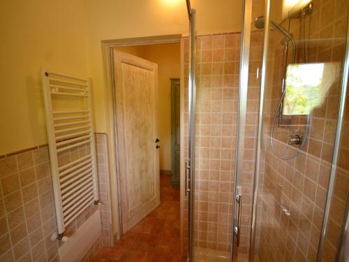 Apartment in a modern holiday home in Anghiariにあるバスルーム