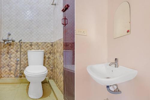 a bathroom with a toilet and a sink at Hotel O Parppidam Residency Kazhakuttam Railway Station in Kazhakuttam