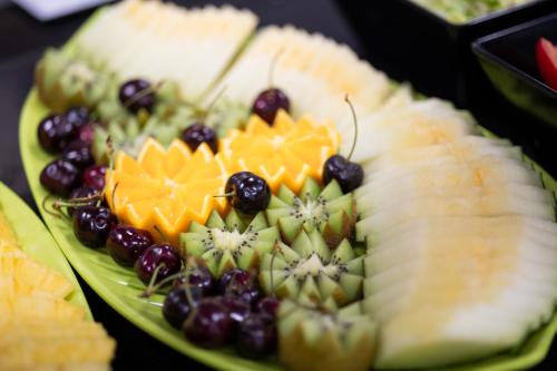 a plate of fruit with bananas and grapes at Cullera Holiday in Cullera