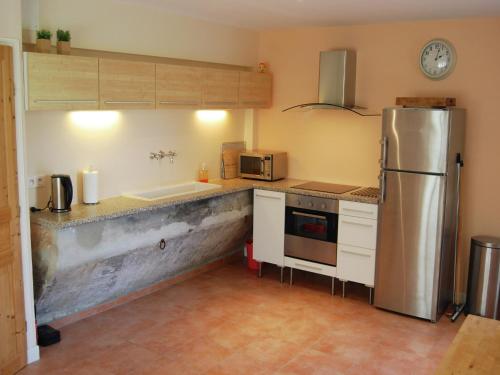 Kuchyň nebo kuchyňský kout v ubytování Lovely Cottage in Valréas with Swimming Pool