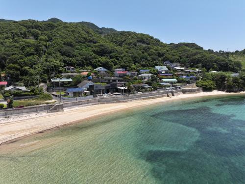 an aerial view of a beach with houses at LIFEMENT GLANZ Okimi in Etajima
