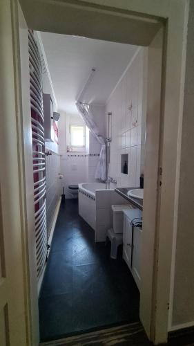 Ένα μπάνιο στο Ferienwohnung Charlett