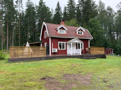 a red house with a large yard in front at Torp ved Mårbacka (Helt hus til leie) Östra Ämtervik/ Sunne in Östra Ämtervik
