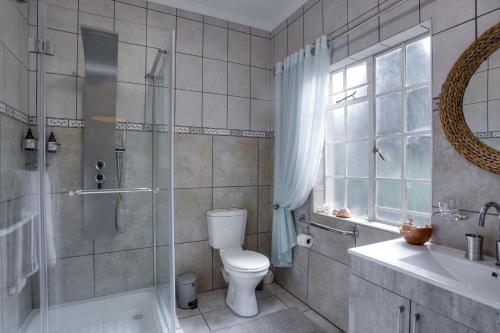 Bilik mandi di African Rock Hotel & Spa, a "Boutique Lifestyle Resort"