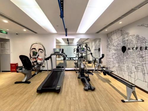 Metropolo Dahua Hotel Shanghaiにあるフィットネスセンターまたはフィットネス設備