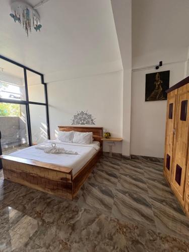 Un dormitorio con una cama grande en una habitación. en Por Chey Residence, en Battambang