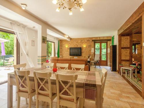 NantheuilにあるSpacious farmhouse with private heated pool in a rustic gardenのテーブルと椅子のあるダイニングルーム