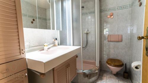 Ένα μπάνιο στο Annas Place im Haus zer Briggu Saas-Grund