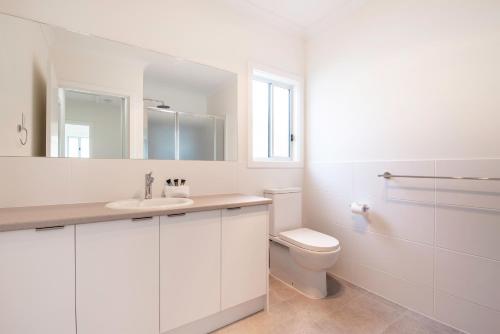 Et badeværelse på McLaren Vale Cabin Cottage Park