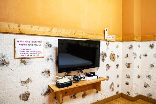 Ddlanchae Guesthouse - New Towerにあるテレビまたはエンターテインメントセンター