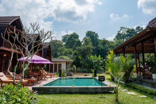 una piscina nel cortile di una casa di Yama Villa & SPA Ubud a Payangan