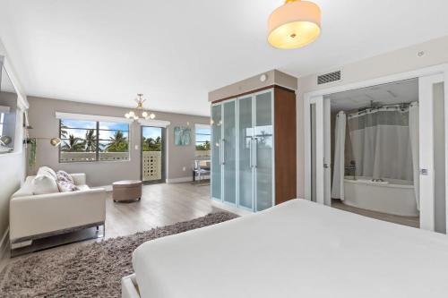 Ένα ή περισσότερα κρεβάτια σε δωμάτιο στο Spacious Studio with Roof Top Pool & Bar