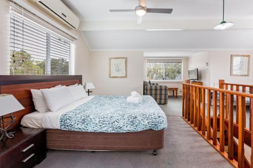 Un dormitorio con una cama grande y un balcón. en Seaside Serenity Villa - Spacious Dunsborough Stay, en Dunsborough