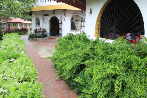 a red brick walkway in front of a house at Hotel Valle Verde in Valle de Anton