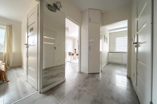 pasillo con puertas y espejo en una habitación en Kościańska Cosy Apartment, en Wroclaw