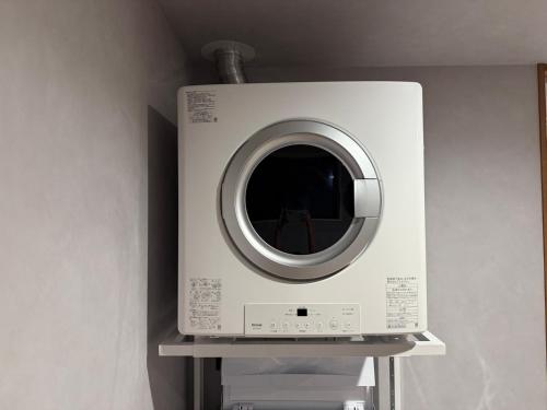 a washing machine on a shelf in a wall at SunVILLA EASTEND in Choshi