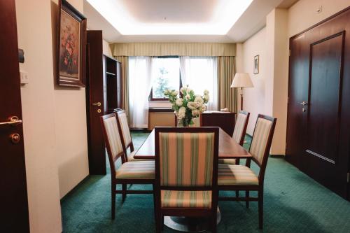 a dining room with a table and chairs at Park Hotel Diament Bielsko-Biała in Bielsko-Biala