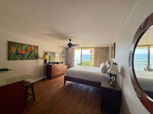 Ένα ή περισσότερα κρεβάτια σε δωμάτιο στο Oceanfront Studio with AC, Gym & Pool - Kahana Gem!
