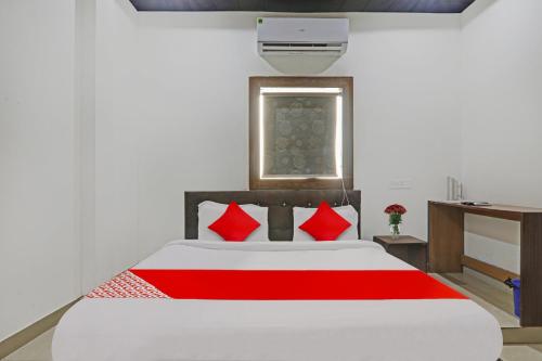 Ein Bett oder Betten in einem Zimmer der Unterkunft Hotel O R V Inn