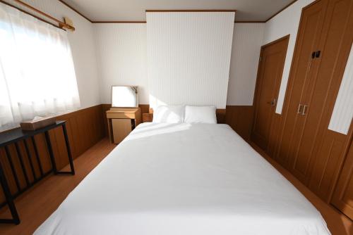 稲穂ゆれる風景と和の趣を味わう 一棟貸し いな穂の宿 和ひかりにあるベッド