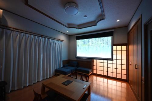 稲穂ゆれる風景と和の趣を味わう 一棟貸し いな穂の宿 和ひかりにあるシーティングエリア