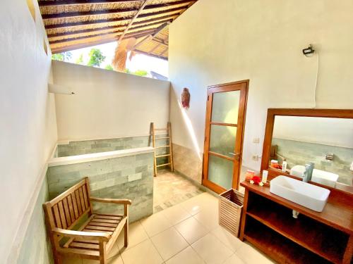 Bilik mandi di Sunia Loka Bungalows & Dive Center