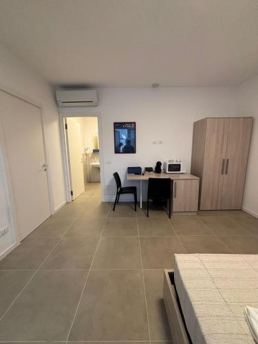 a living room with a table and a desk at Appia Rooms Free Parking e Fast Access to Venice by Bus in Venice