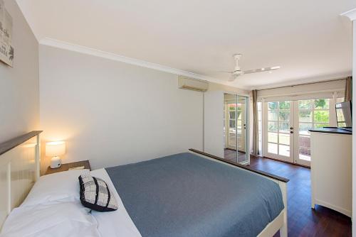 Postel nebo postele na pokoji v ubytování Willmott Beach House - Family-Friendly Escape