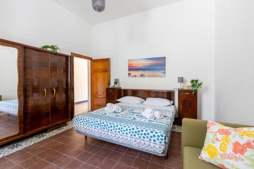 un dormitorio con una cama y un sofá en GuestHost - Cozy Country Apartment, en Vicopisano