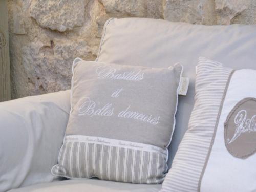 Cama o camas de una habitación en Splendid Villa in Viens with Swimming Pool