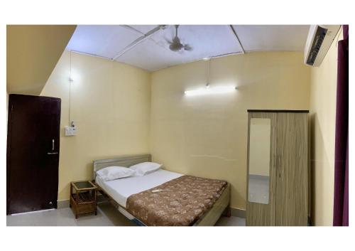 Postel nebo postele na pokoji v ubytování APON GHAR homestay