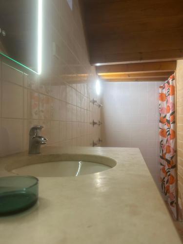 Ένα μπάνιο στο Open loft apartment in Alfambras - Amarelo