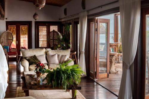 Posezení v ubytování Off-Grid Oceanfront Villa