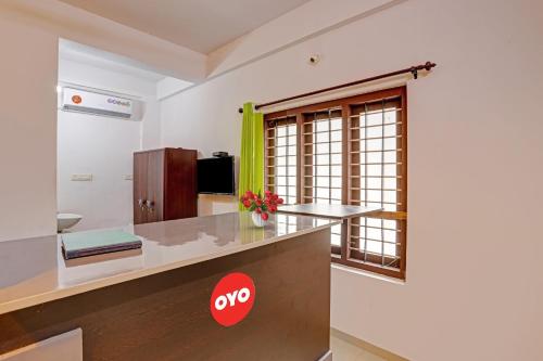 a room with a kitchen with a counter top at Hotel O Parppidam Residency Kazhakuttam Railway Station in Kazhakuttam