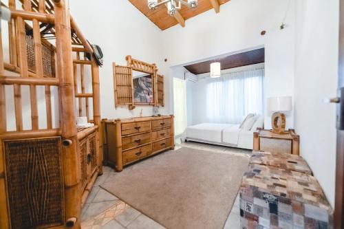 Postel nebo postele na pokoji v ubytování Off-Grid Oceanfront Villa